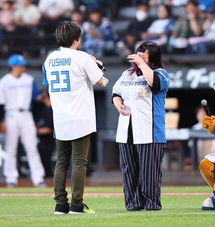 【写真】彼女が思わず涙　エスコンでサプライズ「プロポーズ大作戦」告白の男性が伏見と真っ向勝負→男気スイングで大成功