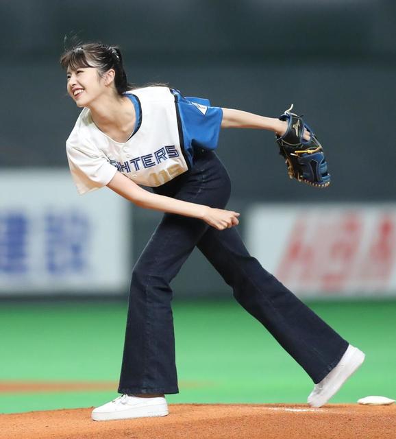 【写真】２０２２年にはパンツスタイルで登板　足長っ！